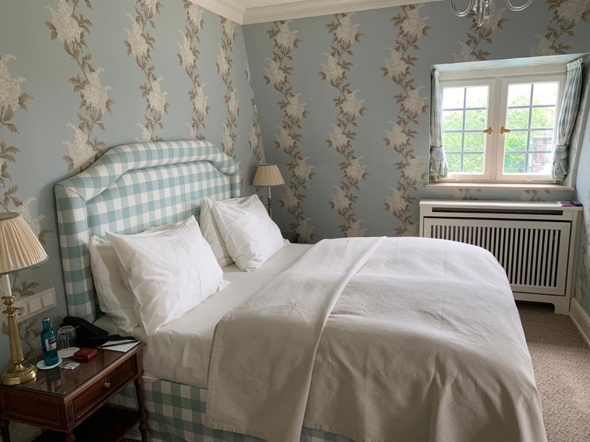 Schlosshotel Kronberg - Hotel Frankfurt Kronberg im Taunus Exterior photo A bedroom at the hotel