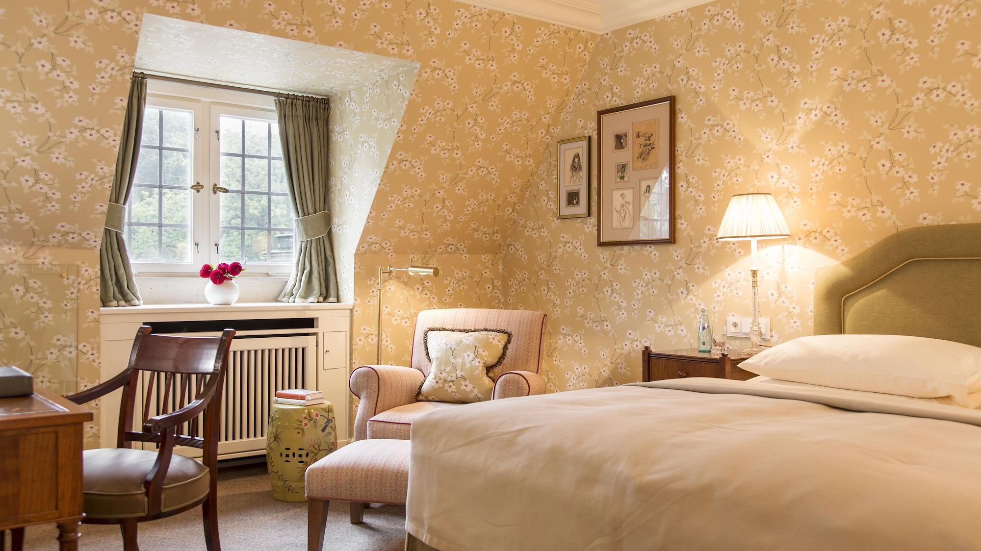 Schlosshotel Kronberg - Hotel Frankfurt Kronberg im Taunus Exterior photo A room at the hotel