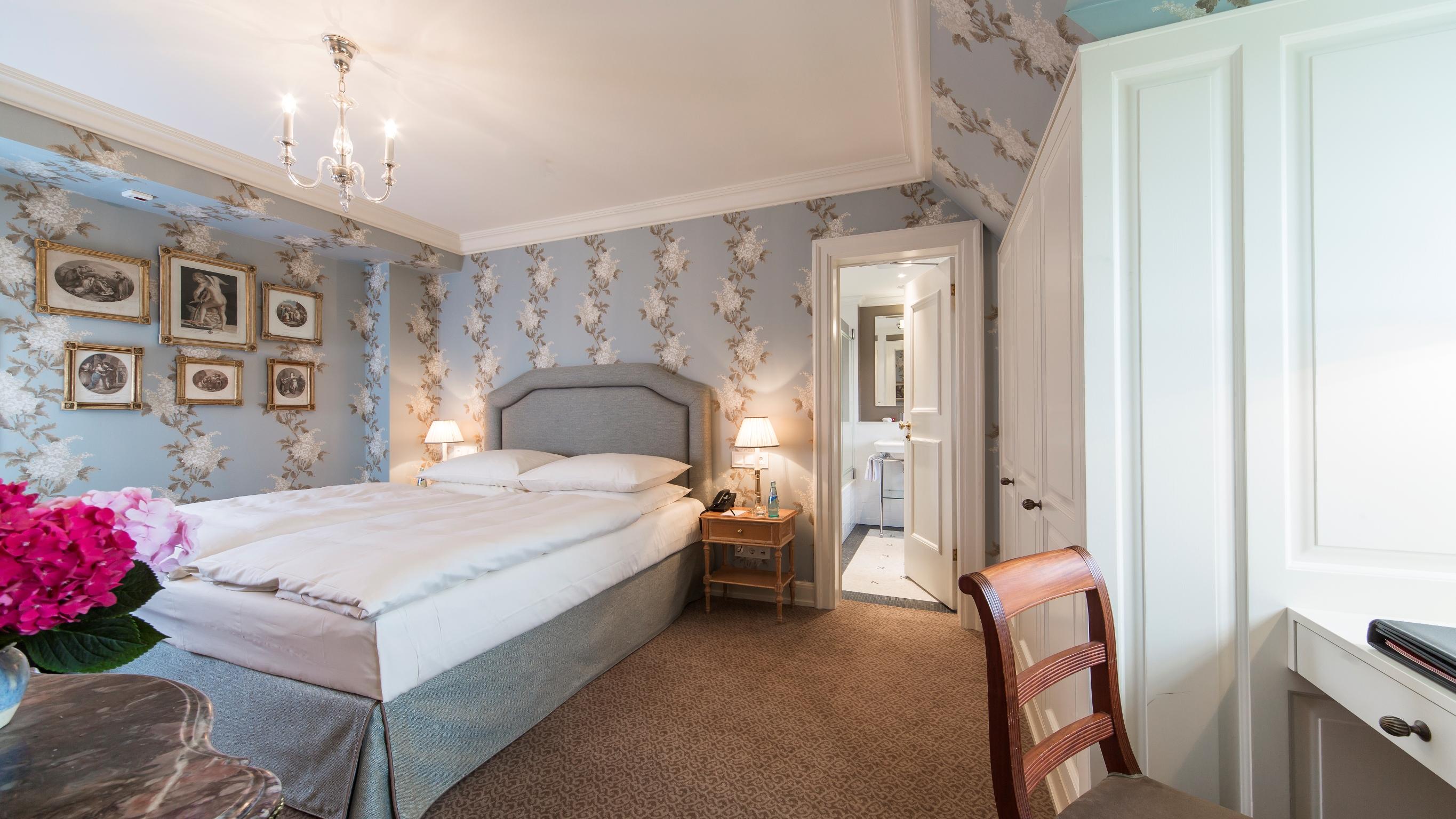 Schlosshotel Kronberg - Hotel Frankfurt Kronberg im Taunus Exterior photo A bedroom at the hotel