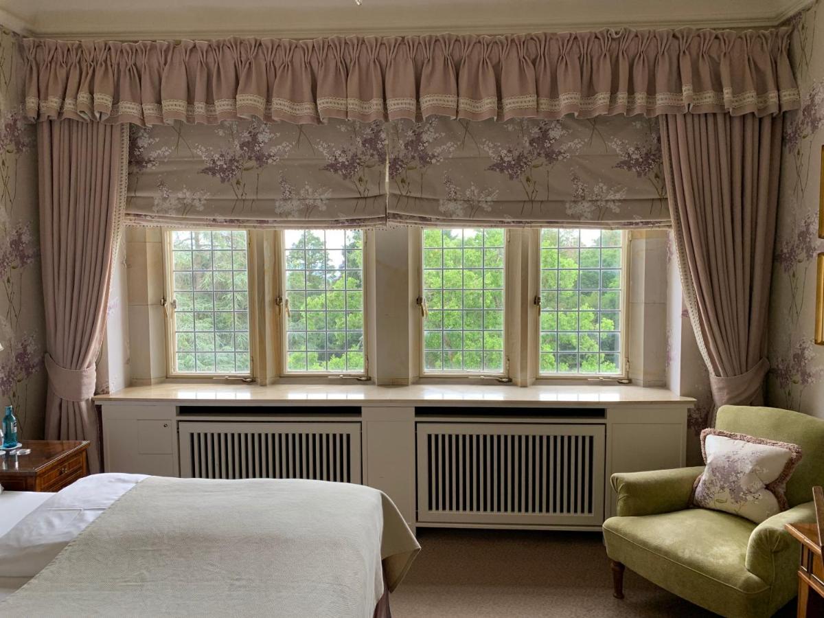 Schlosshotel Kronberg - Hotel Frankfurt Kronberg im Taunus Exterior photo A Roman blind