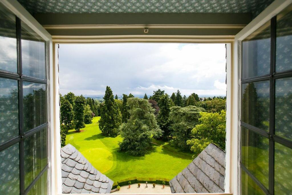 Schlosshotel Kronberg - Hotel Frankfurt Kronberg im Taunus Exterior photo View from the window of the house