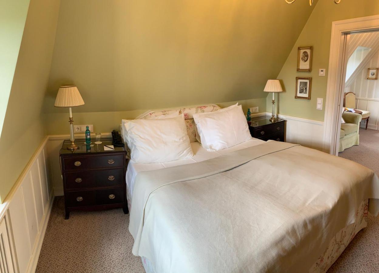 Schlosshotel Kronberg - Hotel Frankfurt Kronberg im Taunus Exterior photo A bedroom at the Inn