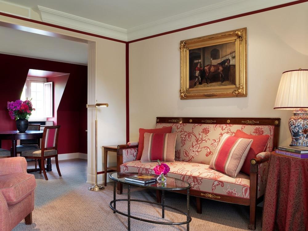 Schlosshotel Kronberg - Hotel Frankfurt Kronberg im Taunus Exterior photo A suite at the hotel